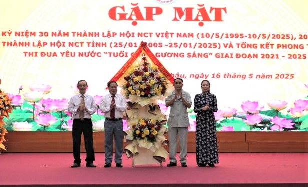 Lãnh đạo tỉnh tặng hoa chúc mừng Hội NCT tỉnh