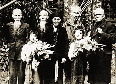 Bác Hồ và Bác Tôn với đại biểu phụ lão, thiếu nhi đến chào mừng Đại hội thống nhất Việt Minh - Liên Việt, tháng 3/1951.