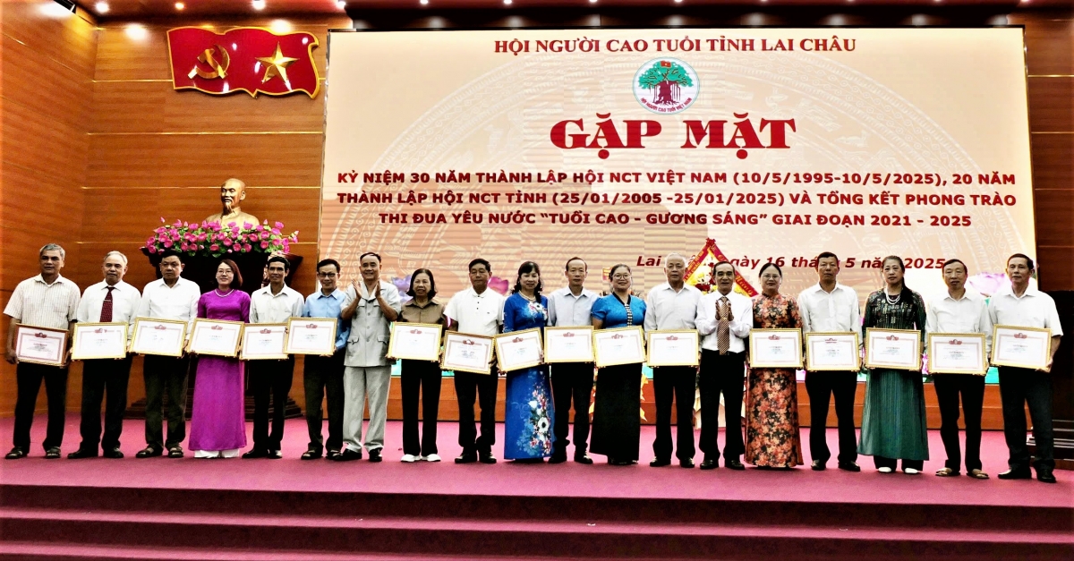 Trao Giấy khen của Hội NCT tỉnh cho các cá nhân xuất sắc