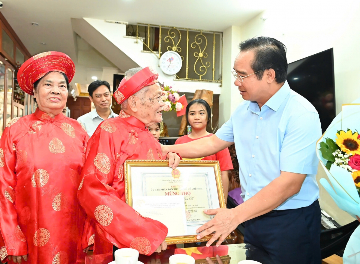 Chủ tịch UBND TP Hồ Chí Minh thăm, chúc thọ người cao tuổi tiêu biểu