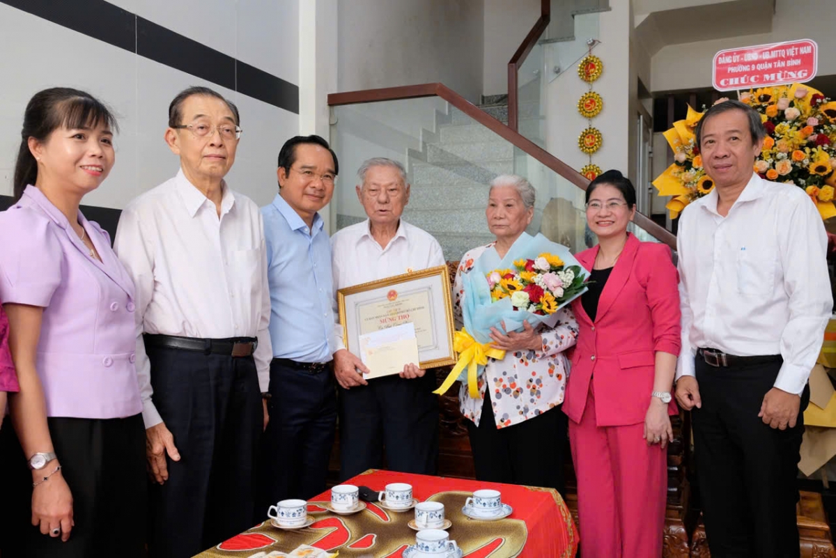 Chủ tịch UBND TP Hồ Chí Minh thăm, chúc thọ người cao tuổi tiêu biểu