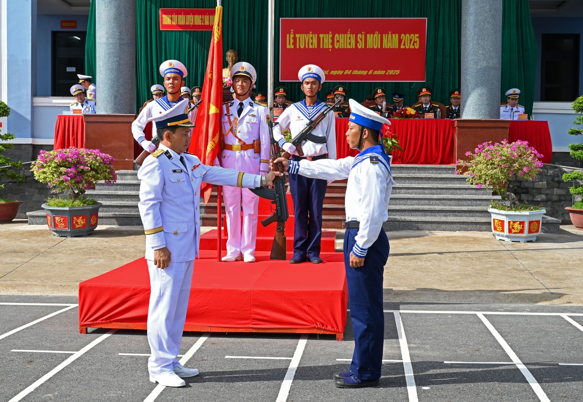 Thượng tướng Trịnh Văn Quyết dự Lễ Tuyên thệ chiến sĩ mới tại Trung tâm Huấn luyện, Vùng 2 Hải quân