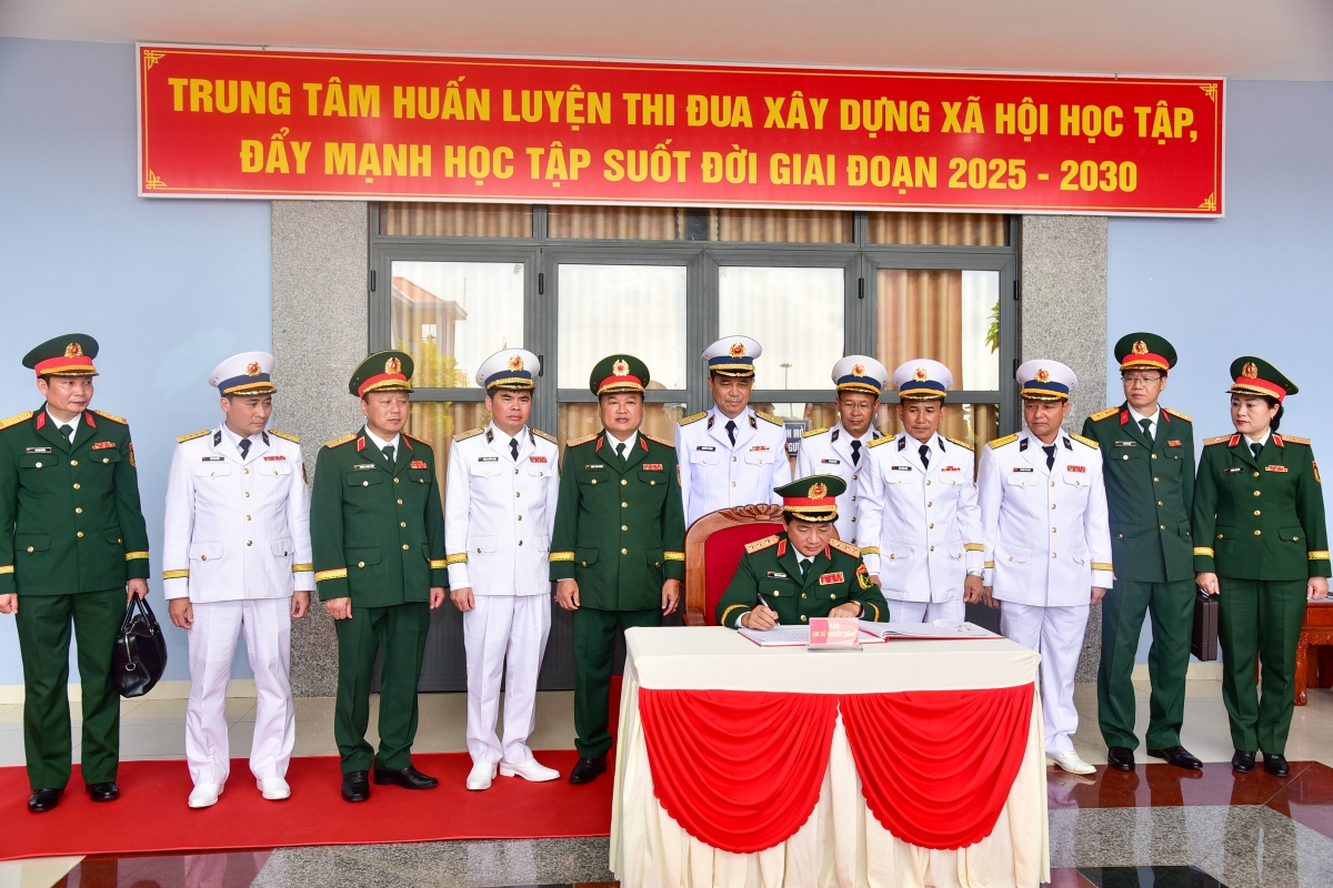 Thượng tướng Trịnh Văn Quyết dự Lễ Tuyên thệ chiến sĩ mới tại Trung tâm Huấn luyện, Vùng 2 Hải quân