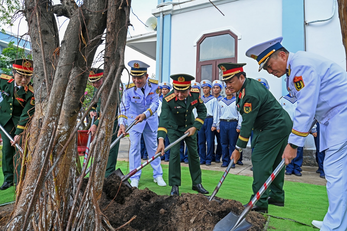 Thượng tướng Trịnh Văn Quyết dự Lễ Tuyên thệ chiến sĩ mới tại Trung tâm Huấn luyện, Vùng 2 Hải quân