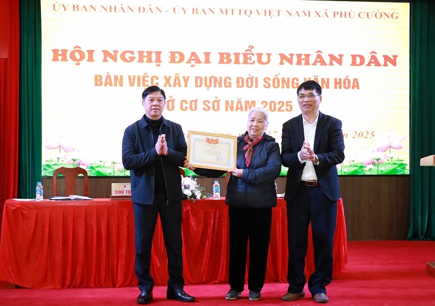 Bà Lê Thị Phú được nhận Giấy khen.