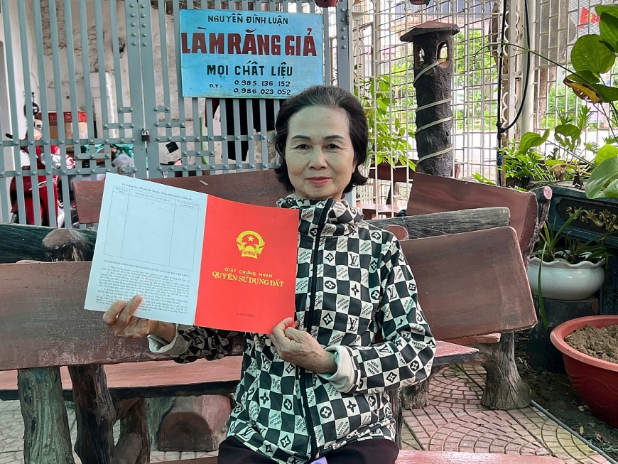 Bà Phùng Thị Minh (vợ ông Luận) bức xúc về việc sổ đỏ của gia đình bà cấp đúng quy định cách đây gần 20 năm, nay bỗng bị cho là cấp sai nguồn gốc và bảo cán bộ thời điểm đó làm sai.   -Ông Đỗ Văn Phúc, Phó Chủ tịch UBND xã Thường Thắng trả lời về vụ việc.