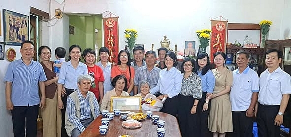 Từ phài qua: bà Đào Thị My Thư (thứ 5) bà Trần Thị Diệu Thúy (thứ 6) chúc thọ cụ Trần Thị Mười, ngồi bên trái là bà Trần Thị Nghì và ông Lê Chu Giang.  