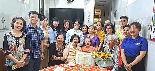 Đoàn đến thăm bà Hoàng Thị Cưu tại Phường 1 quận Gò Vấp.