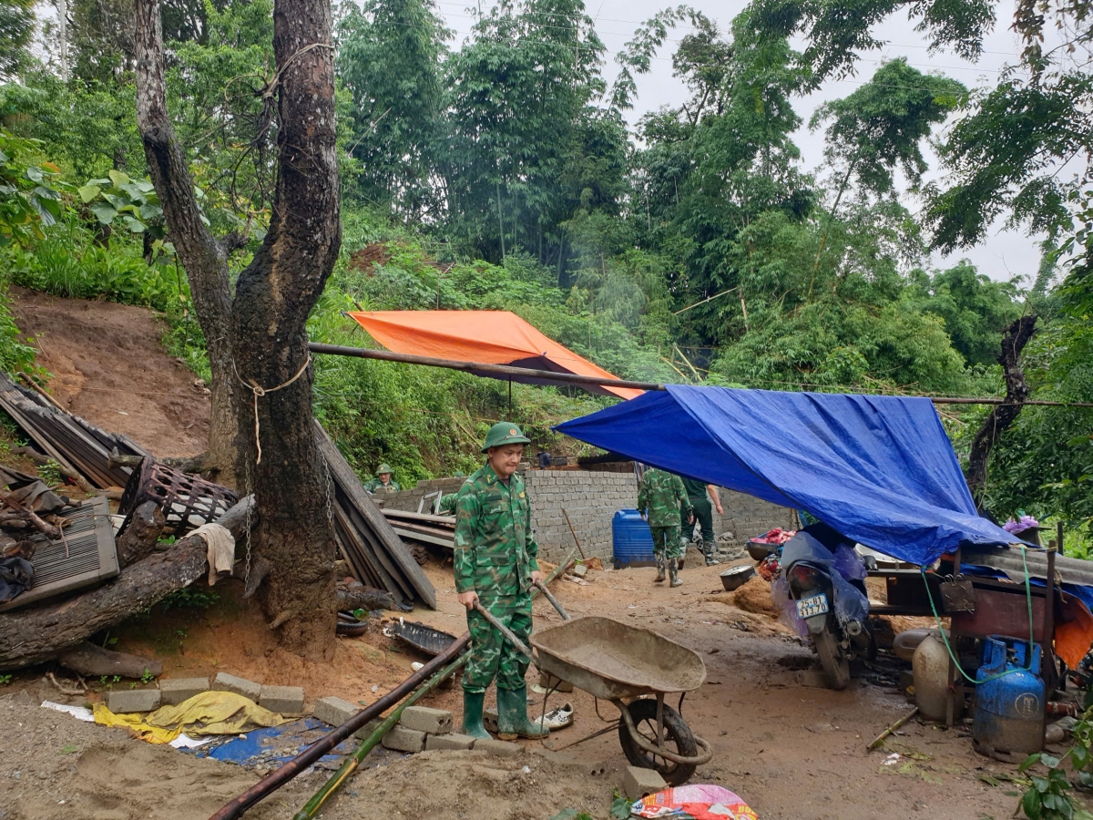 Vượt nắng, thắng mưa, thi đua về đích trong phong trào xóa nhà tạm, nhà dột nát ở khu vực biên giới