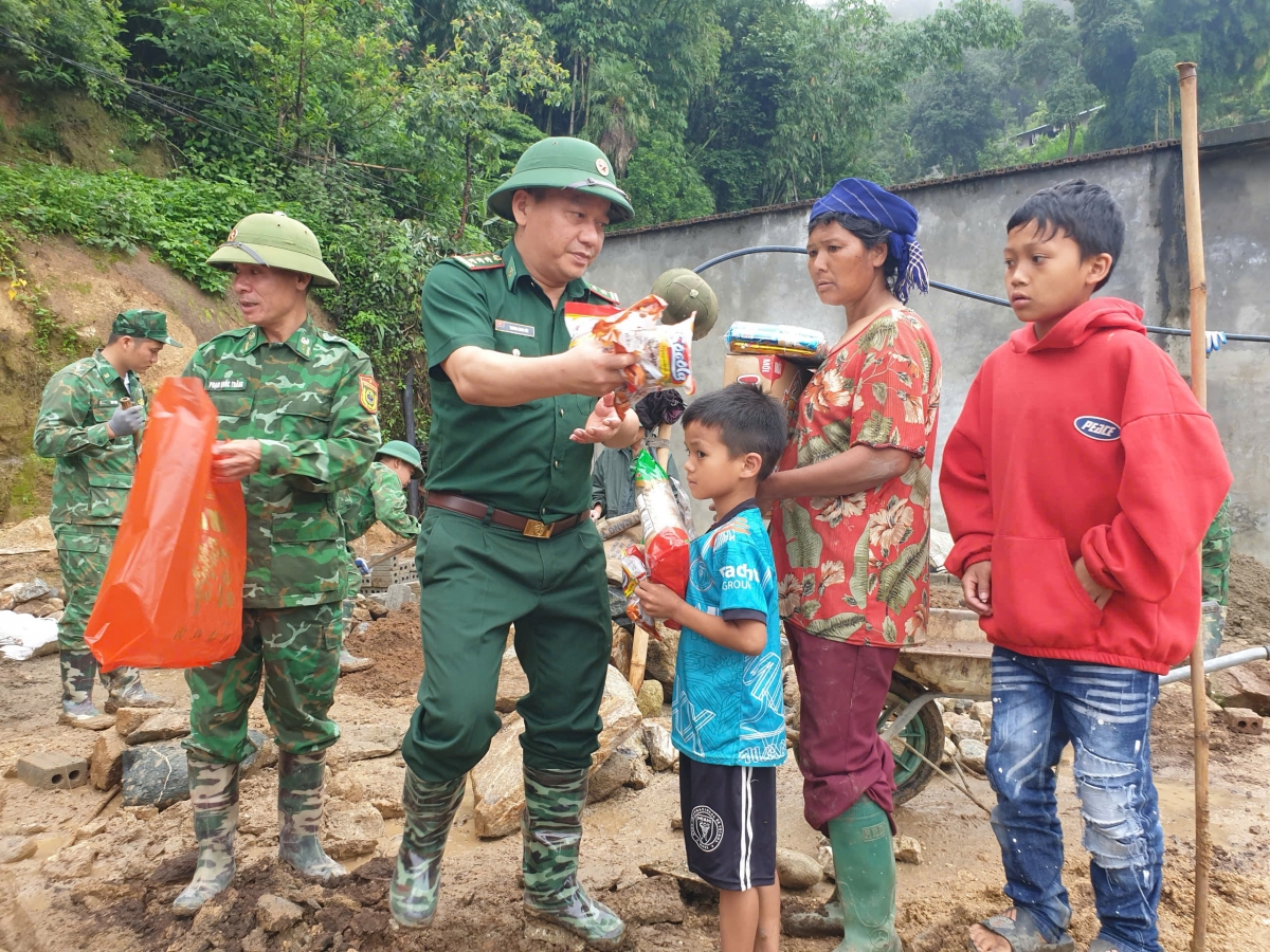 Vượt nắng, thắng mưa, thi đua về đích trong phong trào xóa nhà tạm, nhà dột nát ở khu vực biên giới