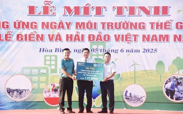Đại diện Ngân hành BIDV - Chi nhánh Bạc Liêu tài trợ 1 tỷ đồng cho Quỹ cộng đồng phòng tránh thiên tai