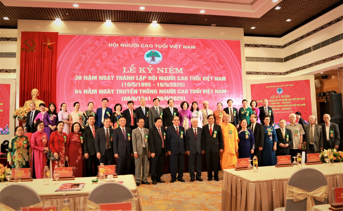 Các đại biểu chụp ảnh lưu niệm