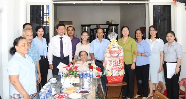 Đoàn đến thăm, tặng quà cụ Nguyễn Thị Nguyên, xã Đông Thạnh