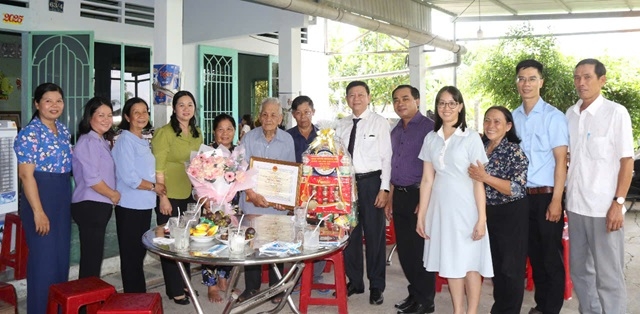 Đoàn  đến thăm, tặng quà  cụ Trần Văn Khanh, xã Nhị Bình