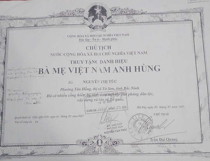 Bằng truy tặng danh hiệu Bà Mẹ VNAH của cụ Nguyễn Thị Túc.