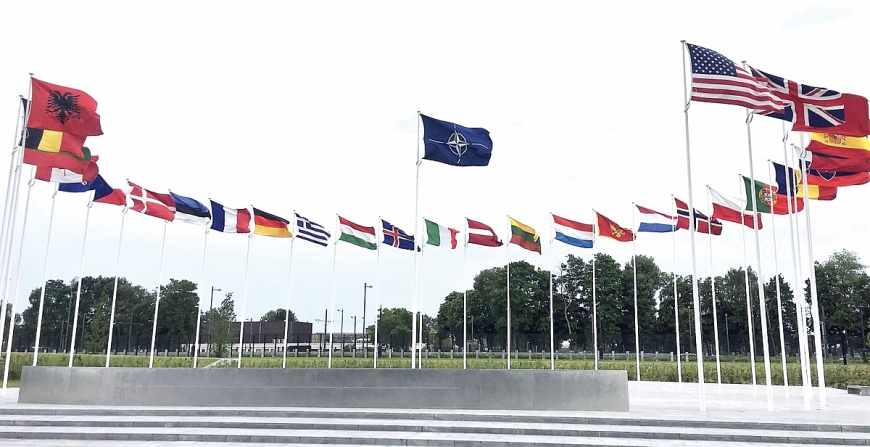 Cờ Tổ chức Hiệp ước Bắc Đại Tây Dương (giữa) và quốc kỳ các nước thành viên NATO tại trụ sở tổ chức ở Brussels (Bỉ)
