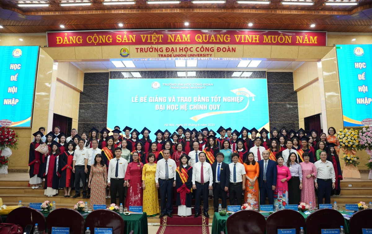 Tổ chức lễ bế giảng và trao bằng tốt nghiệp Đại học hệ chính quy năm 2025