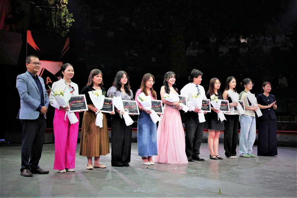 Ban tổ chức vinh danh các nhà tài trợ, bảo trợ. Tạp chí Người cao tuổi và Tạp chí điện tử Ngày mới Online được vinh danh