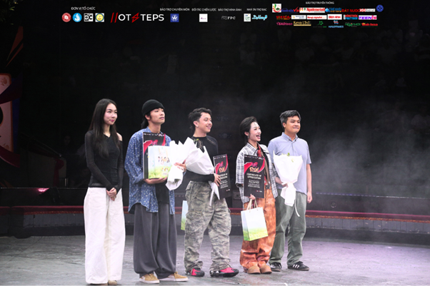 Thạc sĩ Bùi Tuấn Trung - Phó Bí thư Đoàn Thanh niên Trường Đại học Ngoại thương và Chị Hà Nguyễn Khánh Linh - Chủ tịch Hội Sinh viên Trường Đại học Ngoại thương cho 3 vị Ban Giám khảo