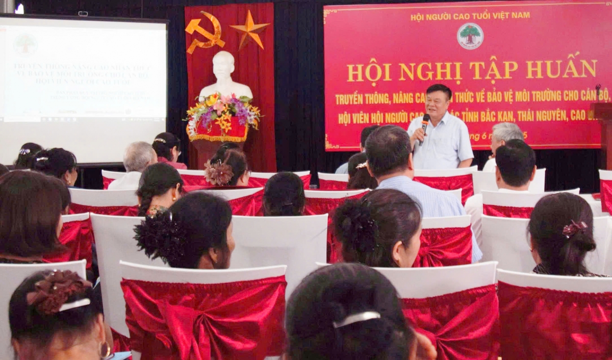 Người cao tuổi luôn gương mẫu, quan tâm nhắc nhở con, cháu tích cực tham gia bảo vệ môi trường