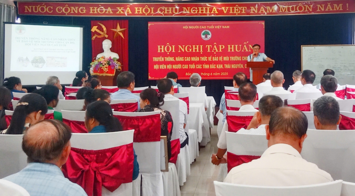 Người cao tuổi luôn gương mẫu, quan tâm nhắc nhở con, cháu tích cực tham gia bảo vệ môi trường