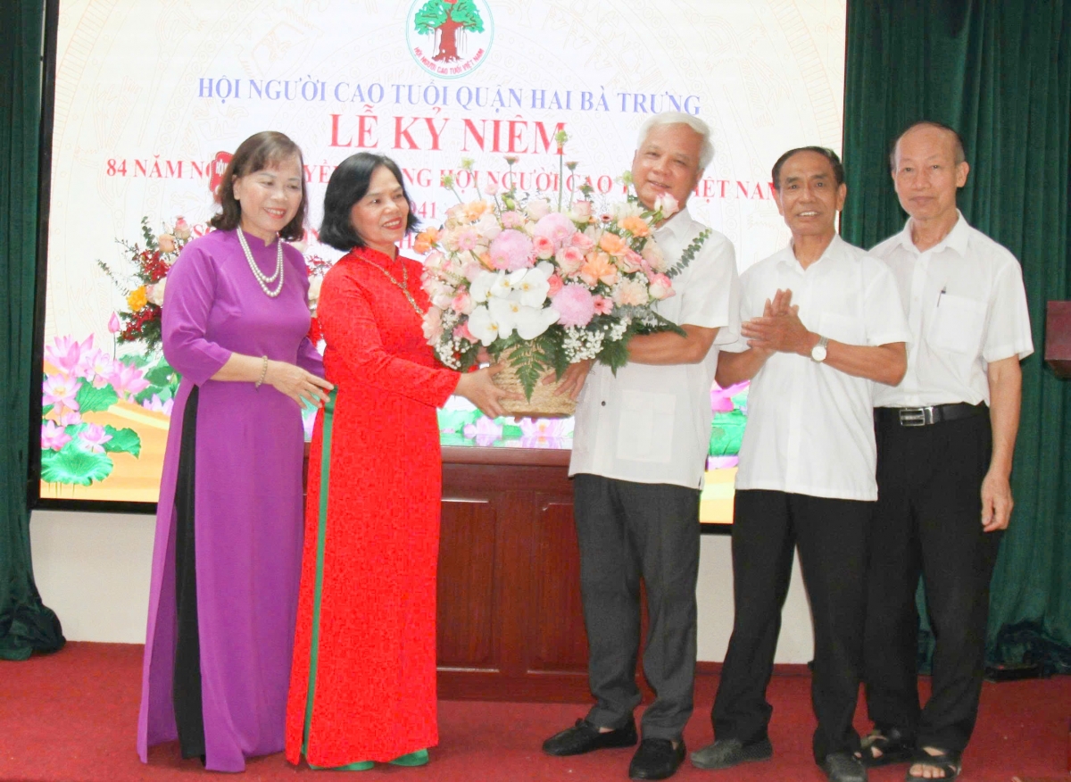 Người cao tuổi luôn nêu gương sáng trong sự nghiệp xây dựng và bảo vệ Tổ quốc