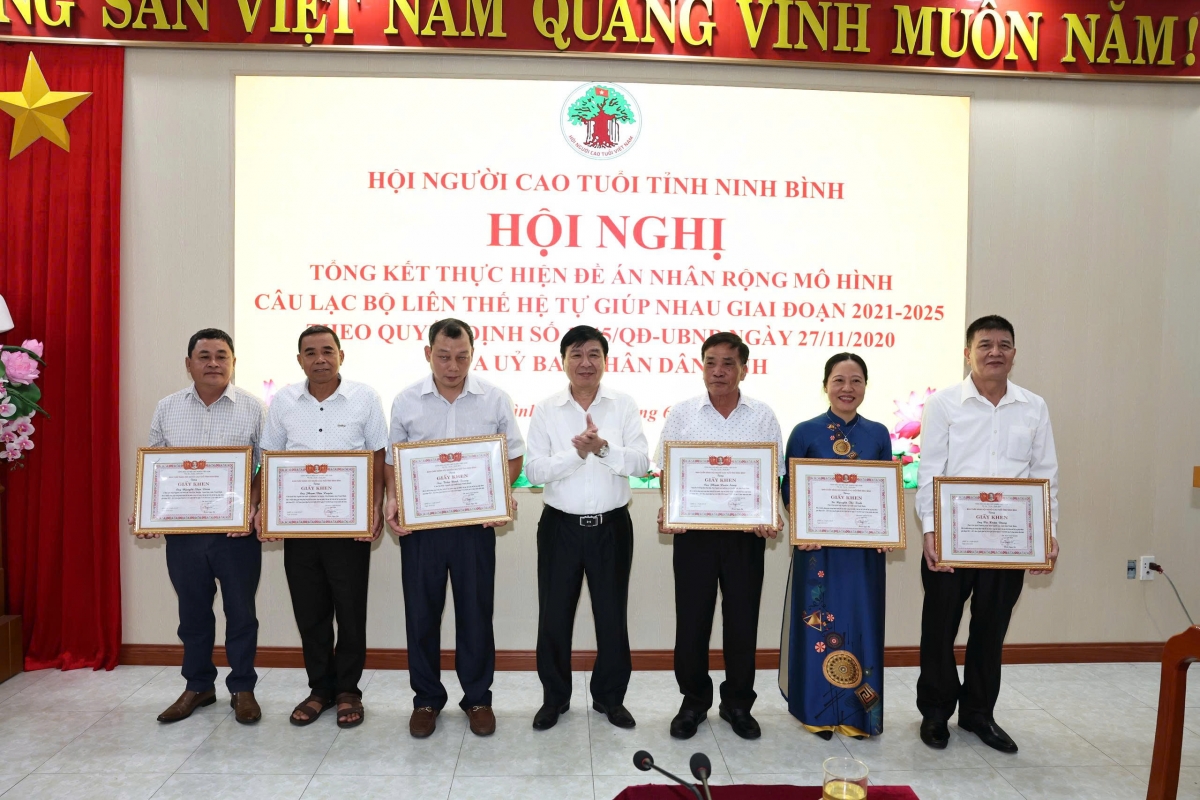 Trao Giấy khen của Hội NCT tỉnh Ninh Bình cho các tập thể, cá nhân xuất sắc