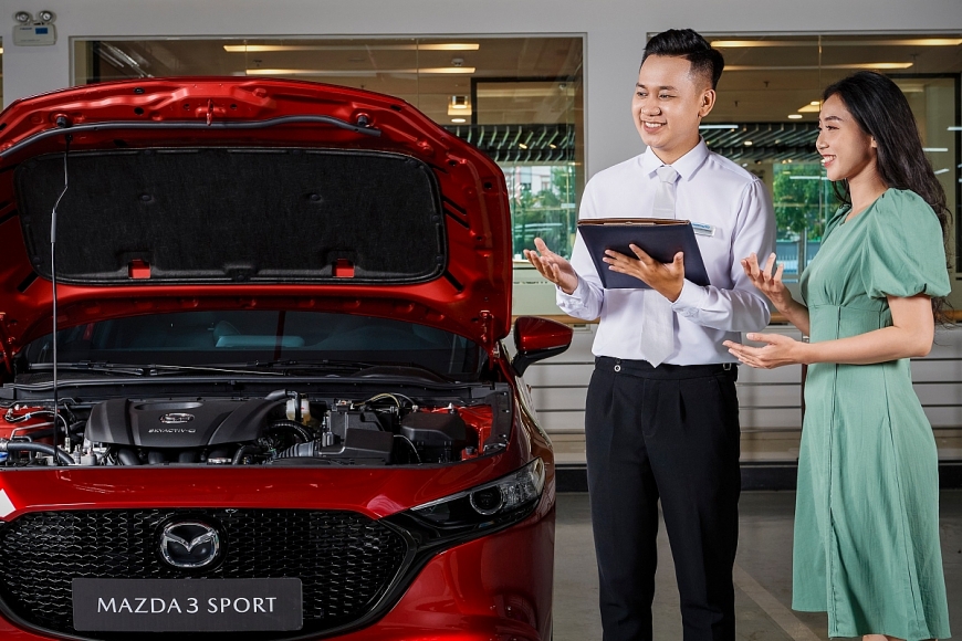 Kỹ thuật viên THACO AUTO hướng dẫn chăm sóc, bảo dưỡng xe vào mùa nóng cho khách hàng