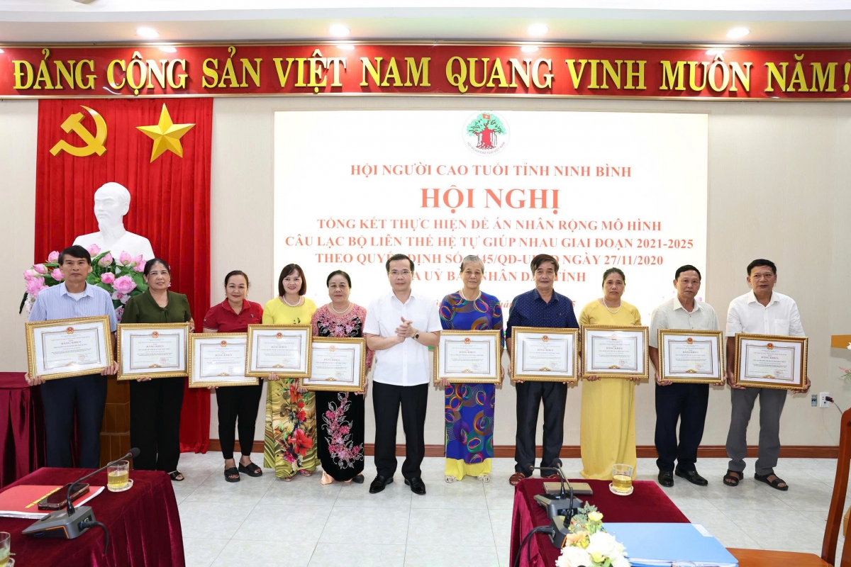 Trao Bằng khen của Chủ tịch UBND tỉnh cho các tập thể, cá nhân xuất sắc