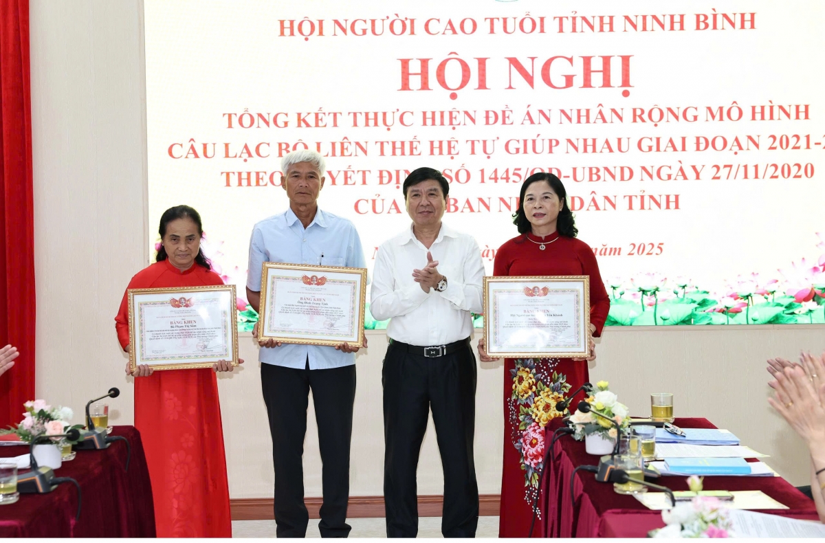 Trao Bằng khen của Trung ương Hội cho các tập thể, cá nhân xuất sắc