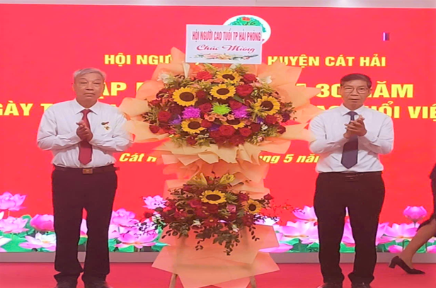 Hội NCT TP Hải Phòng tặng hoa chúc mừng