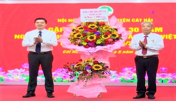 Lãnh đạo huyện Cát Hải tặng hoa chúc mừng Hội NCT huyện