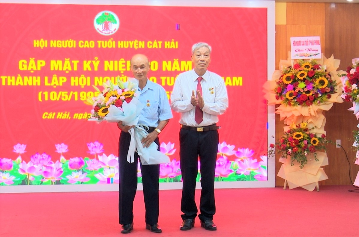 Tặng quà tri ân lãnh đạo Hội NCT qua các thời kì