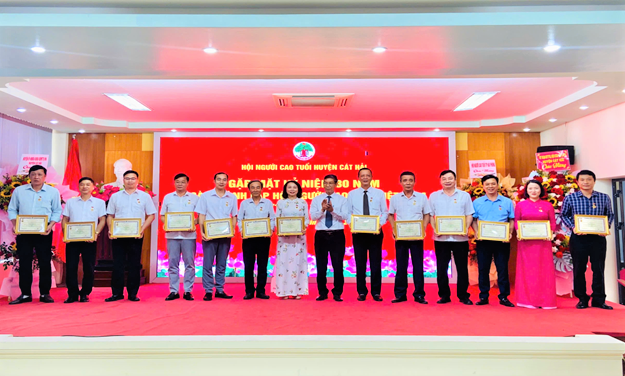 Trao tặng Kỉ niệm chương vì sự nghiệp bảo vệ, chăm sóc và phát huy vai trò NCT cho các cá nhân có nhiều đóng góp