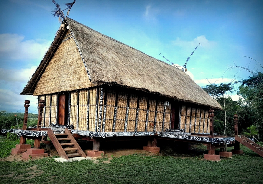 Nhiều ngôi nhà cổ của đồng bào Ba Na được giữ gìn trong làng.