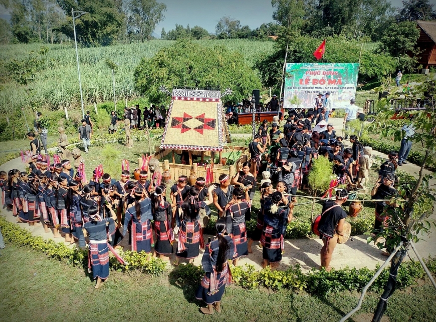 Làng Mơ H’ra - Đáp phục dựng Lễ bỏ mả của người Ba Na. 3: Làng Mơ H’ra - Đáp của đồng bào Ba Na vẫn giữ vẹn nguyên văn hóa dân tộc.  11: Nhiều ngôi nhà cổ của đồng bào Ba Na được giữ gìn trong làng.