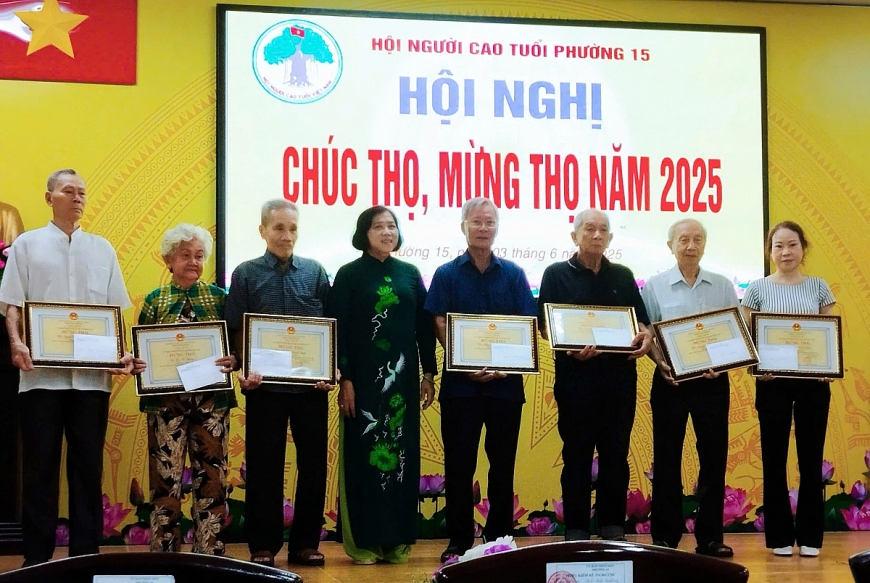 Họp mặt kỉ niệm Ngày truyền thống, tri ân, biểu dương, mừng thọ và tặng quà NCT khó khăn