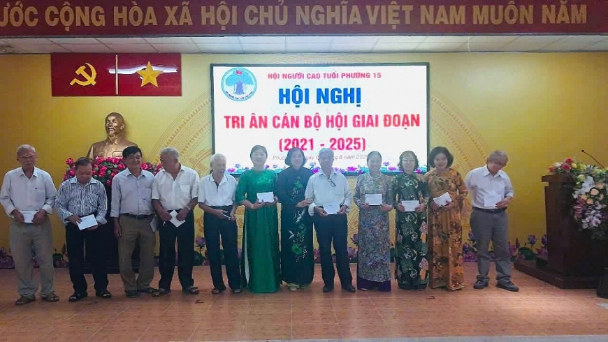Họp mặt kỉ niệm Ngày truyền thống, tri ân, biểu dương, mừng thọ và tặng quà NCT khó khăn