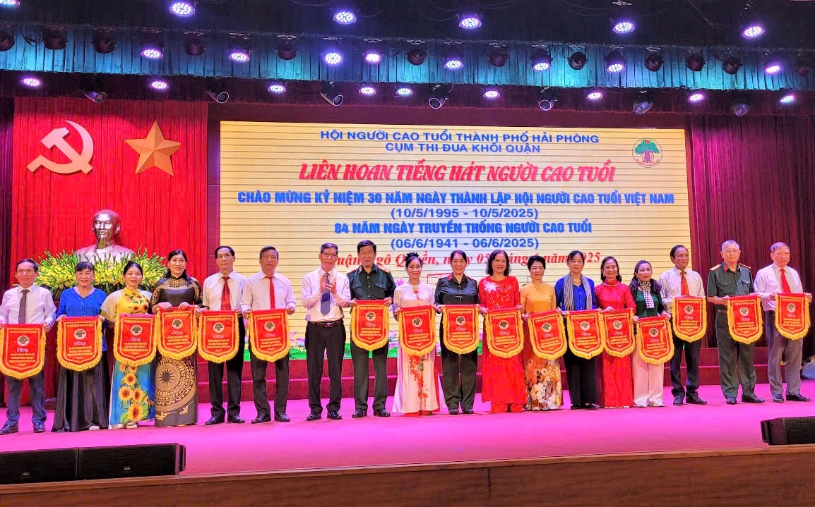 Ban tổ chức trao Cờ lưu niệm cho các đơn vị tham gia Liên hoan