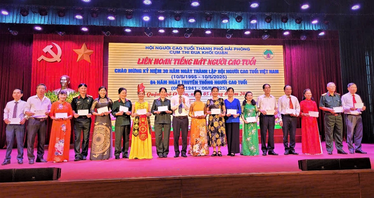 Ông Lê Văn Nhã tặng quà các diễn viên tham gia Liên hoan tiếng hát NCT TP Hải Phòng năm 2025