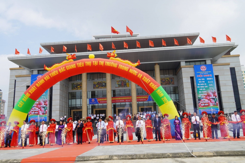 Các đại biểu thực hiện nghi thức cắt băng xuất hành tiêu thụ vải thiều Bắc Giang năm 2025