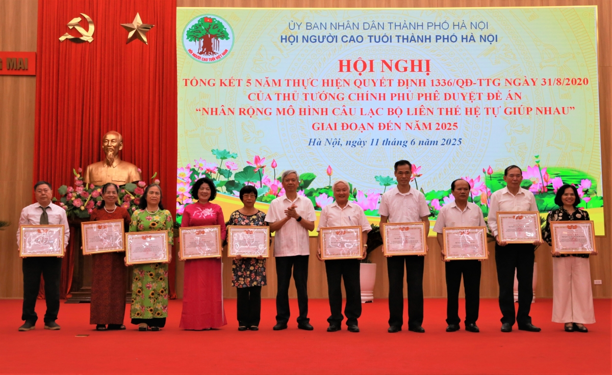 Phó Chủ tịch Phan Văn Hùng trao Bằng khen Trung ương Hội cho các tập thể, cá nhân xuất sắc