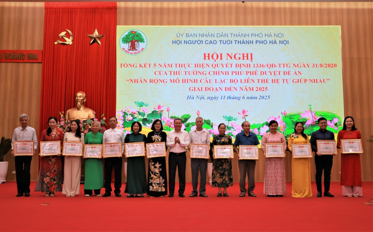 Trao Giấy khen của Hội NCT TP Hà Nội cho các tập thể, cá nhân xuất sắc
