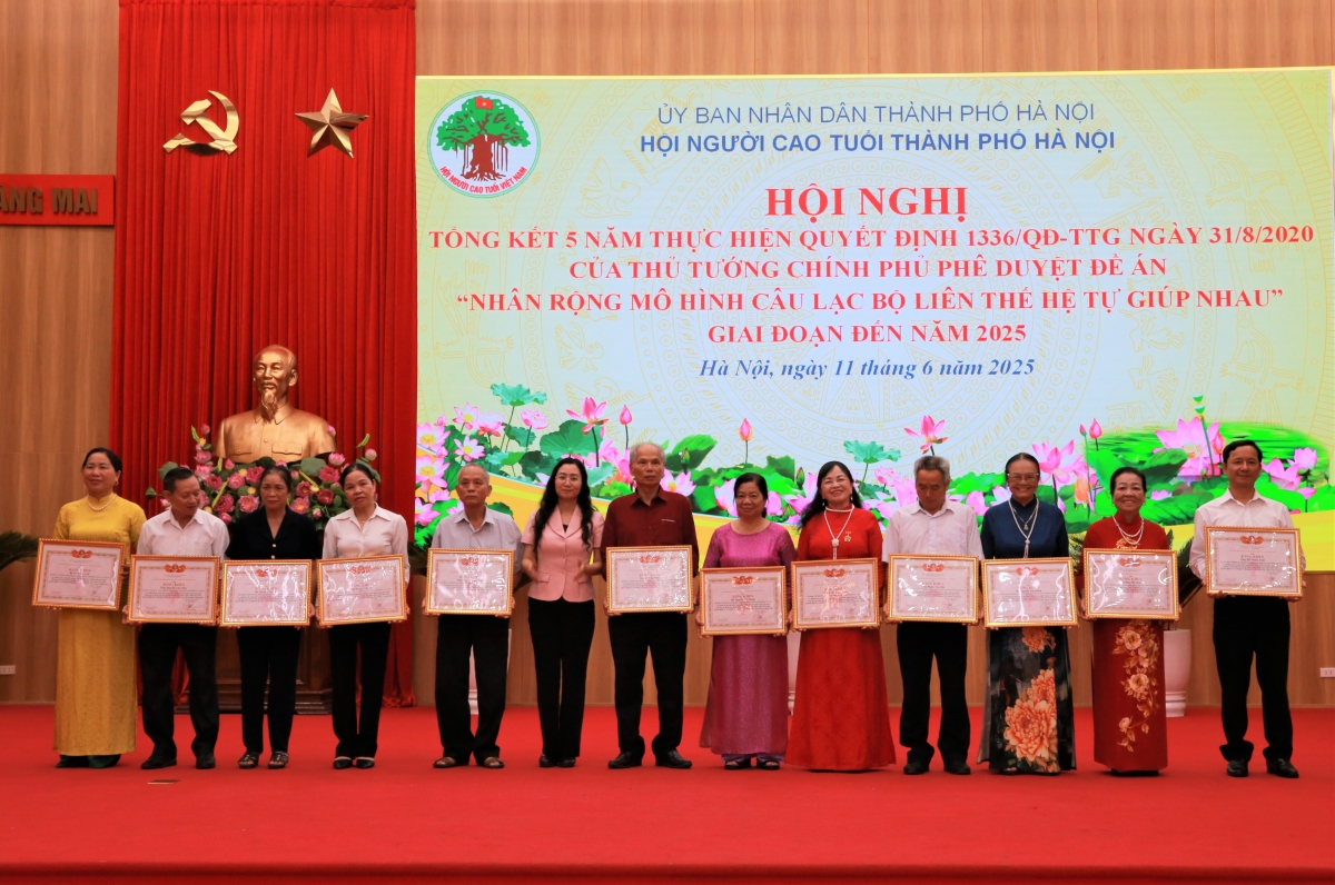 Trao Bằng khen Trung ương Hội cho các tập thể, cá nhân xuất sắc