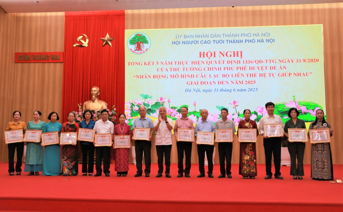 Ông Nguyễn Thế Toàn trao Giấy khen của Hội NCT TP Hà Nội cho các tập thể, cá nhân xuất sắc