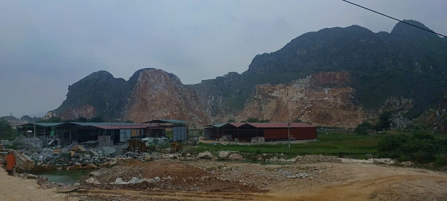 1 trong 9 xưởng mà Công ty CP Toàn Minh cho thuê xảy ra tai nạn lao động chết người. - Toàn cảnh công trường mỏ đá cấp cho công ty Toàn Minh tại xã Vĩnh An.