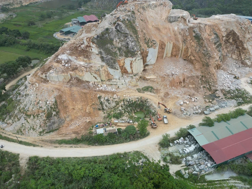 Toàn cảnh công trường mỏ đá cấp cho công ty Toàn Minh tại xã Vĩnh An.