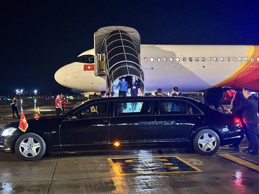 Chuyến bay mang số hiệu VJ931 được thực hiện với các tiêu chuẩn cao nhất dành cho chuyên cơ, phục vụ đoàn lãnh đạo cấp cao Litva hạ cánh tại sân bay Nội Bài lúc 19h25. 