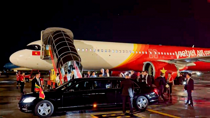 Công tác phục vụ mặt đất đón chuyên cơ cũng được Vietjet chuẩn bị đầy đủ và chu đáo, khẳng định năng lực phục vụ, tính chuyên nghiệp của Trung tâm Khai thác Dịch vụ Mặt đất Vietjet (VJGS) trong lĩnh vực phục vụ mặt đất, đảm bảo trọng thị và an ninh an toàn tuyệt đối cho chuyên cơ.