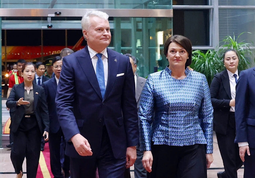 Tổng thống nước Cộng hòa Litva Gitanas Nauseda và Phu nhân tới Hà Nội, bắt đầu thăm chính thức Việt Nam. (Ảnh: Phạm Kiên/TTXVN)